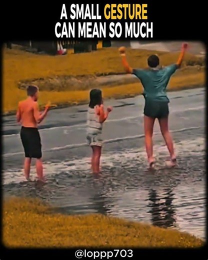 A surprising act of kindness caught on camera in the street!