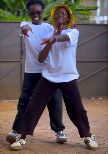 Just having fun with my twin@Salyshiah Nicole @P.O.Z.Z.E #thehomefamke #theealfahouse