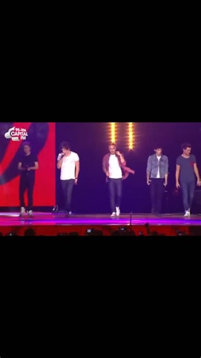 One direction memórias on Instagram: "No dia 08 de dezembro de 2012, One Direction subiu ao palco do Jingle Bell Ball 2012, realizado na O2 Arena, em Londres — marcando sua segunda aparição no evento. ￼ A apresentação foi eletrizante. Eles tocaram sucessos da época e fizeram o público cantar junto hits que marcaram uma geração. O setlist daquela noite incluiu músicas como: • Kiss You • Little Things • C’mon, C’mon • What Makes You Beautiful • One Thing • Live While We’re Young ￼ Esse show perman