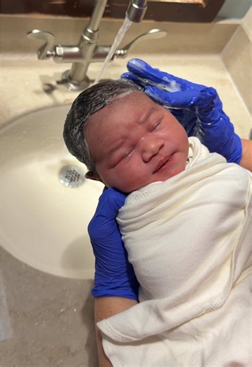 No one talks about the first hair wash 🥹 #newborn #hairwash | Hairwash