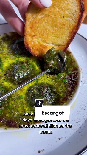 Escargot…my favorite thing to get at restaurants and now I’m sharing my home version with you ❤️. Ingredients: •8 oz salted room temp butter (Anchor Dairy). •1 bunch flat leaf parsley. •1 head of garlic. •1 shallot (chopped). dash of nutmeg (Spice Hunter). •1 tsp caper juice. •salt and pepper to taste. •1 tsp champagne vinegar. •6-12 escargot. •french bread. Directions: 1.- cut the top off the garlic, add some olive oil and salt. Cover in foil and bake at 400 for 60 min. 2.- add the butter, shal