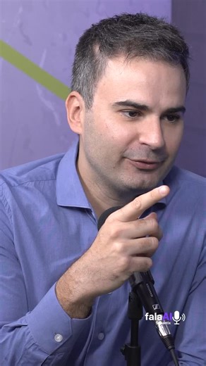 Semantix on Instagram: "Genérico ou Marca? O dado escolhe a oferta. No falaAI, Rafael Tobara (Grupo Elfa) revela como a empresa atende 7.000 hospitais com perfis totalmente diferentes. Ele explica a lógica: grandes hospitais preferem medicamentos de referência (marca), enquanto o setor público e hospitais menores buscam preço (genéricos). O segredo não é adivinhar, é usar inteligência. Se o sistema identifica que o hospital busca preço, o vendedor já oferece o genérico. Se oferecer o produto err