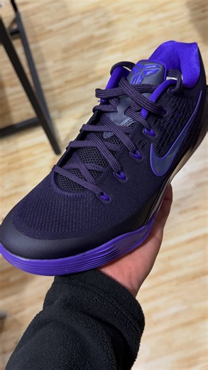 ★ STORE HUB 002 🇲🇦🇪🇺★ on Instagram: "🔥 Kobe 9 Elite Low Protro ‘🍇Purple Dynasty’ • Size: 41 & 42 ORIGINAL 👌🏼 • Condition: Brand New (Deadstock) • Price: 2250 DH 💰 ______________________________________ • React Foam Midsole: Upgraded from the original for superior, springy cushioning. • Engineered Mesh (EM): Maximum breathability and a lightweight feel. • Elite Traction: Pressure-mapped outsole for insane grip and cutting on the court. • Colorway: Purple Dynasty / Fierce Purple _________