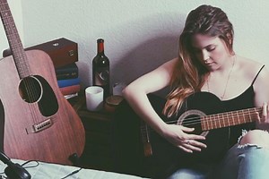 Who sings the theme song to Traces?