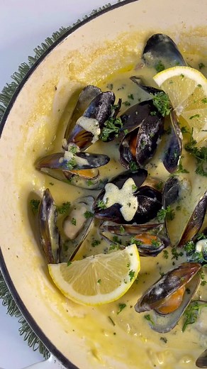 Creamy Garlic White Wine Mussels Recipe | Easy and Delicious