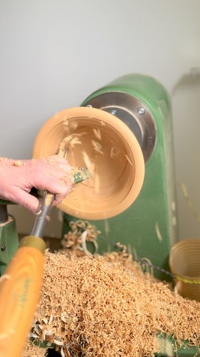 With an easy pressure on my left hand and bringing my right hand in closer to my body, the bottom gouge make a clean last cut before a little sanding. Med lätt tryck nedåt på vänsterhanden och sakta föra högerhanden närmare kroppen så skär bottenskölpen ett sista skär innan slipning. #satisfying #wood #asmr #woodturning #bottomgouge #wooddesignbymaria #womenwoodturners #bowl #bowlturning #bowlturner #cherry #hamletwoodturningtools #svarvning #svarva | Wooddesign by Maria