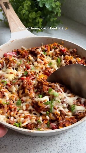 One pan honey-cajun beef rice 😮‍💨 An easy high protein dinner idea under 500 cals 😍👏 A quick 15 minute recipe great for meal prep that bags a ton of flavour. Honey-cajun spiced beef mince mixed with Mexican rice and 2 types of cheese for extra flavour. Macros 489 calories 40gP / 14gF / 52gC Serves: 2 Shopping list - 250g Lean beef mince - 120g Onion, finely diced - 80g Red pepper, finely diced - 80g Yellow pepper, finely diced - 1 tbsp Cajun seasoning - 1 tsp Minced garlic, heaped - 1 tbsp T