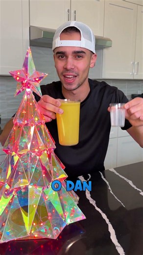 ¿Cómo logra el JUGO caber dentro del vaso?😲🧃#trucodemagia #jugo