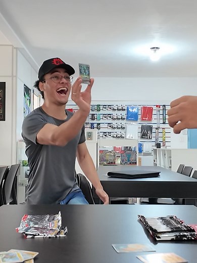 Abrindo Cartas de Pokémon: Zekrom e Coleções Valiosas