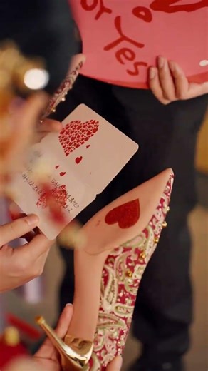 If it were my wedding I would also choose this pair of wedding shoes. Every step is filled