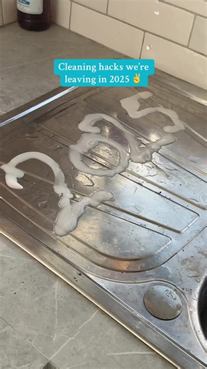 Not bringing these into 2026 🙅‍♀️ ❌ Using nappies to filter your washing machine? ✅ Grab a towel instead ❌ Don’t use a dishwasher tablet to clean your air fryer ✅ Bicarb dish soap = same clean, less drama ❌ Unscrewing sink drains? In this economy? ✅ Just use bicarb hot water or bleach for a deep clean 💾 Save for later #cleanipediahacks #cleaninghacks #2025 #washingmachine #cleantok What are the best cleaning hacks How to clean your washing machine How often should you clean your washing machin