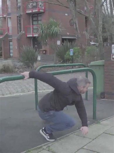 👟 800 Tutorials at LondonParkour.com 🐳 Learn Parkour : Leg Sweep 800 Tutorials, Lessons, Demos at ◣◥ LondonParkour.com/tutorials The leg sweep technique, while not commonly practiced today, is a valuable movement for navigating under barriers such as rails or bars quickly and confidently. Mastering this skill involves executing a pivot turn while sweeping the back leg under, providing efficient movement under obstacles. Correct execution requires the practitioner to ensure they bend at their k