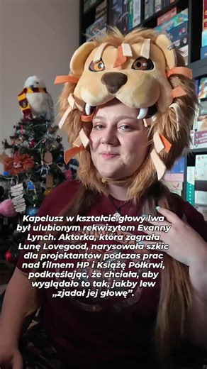 Jaki jest wasz ulubiony kostium/rekwizyt z filmów Harry Potter? 🥰 Ja uwielbiam te czapkę i torebkę Hermiony z balu i poszukiwań horkruksów oraz diadem Roweny Ravenclaw. Ale oczywiście najbardziej widmokulary Luny Lovegood 💜 Mam nadzieję, że diadem dołączy kiedyś do mojej kolekcję bo resztę ulubionych rekwizytów juz mam w formie replik 🥰 #lunalovegood #evannalynch #harrypotterpolska #harrypottermovies #harrypotter