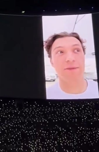 Tom Holland sent a special message from the set of ‘SPIDER-MAN: A NEW DAY’ during BERO Brewing’s presentation at the Suit World Conference. Even while filming, the web-slinger found time to surprise fans with a friendly neighborhood shoutout 🕷️🎥 | Avengers: Infinity War Fans