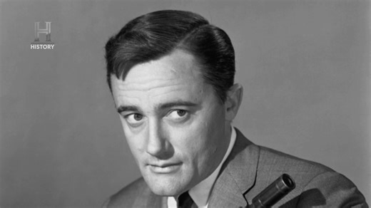 Hasbro creó una historia del bien contra el mal, por un lado los Autos serían los buenos y se llamarían "Autobots" y los Jets serían los villanos, los "Decepticons". 📺 Todo esto y más en tu pantalla de History #GigantesDeLosJuguetes | HISTORY