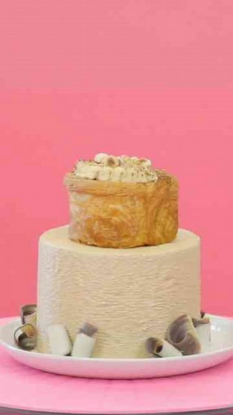 this is such a subtle and pretty way to decorate your cakes, and it's really easy too!