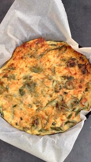 ROLKA on Instagram: "🥗 QUICHE HEALTHY SANS PÂTE SAUMON - ÉPINARDS ✅ Les recettes de quiches sans pâte comme ça, c’est que des avantages pour une alimentation saine et équilibrée ! Low carb, légère, équilibrée, sans gluten,… Et très facile à faire ! • 3 œufs • 200g de yaourt à la grecque 0% • 200g de crème légère 4% • un filet d’huile d’olive • 100g de fécule de maïs • 250g de pavé de saumon • 50g de feuilles d’épinards • 30g de fromage râpé ➡️ Préchauffer le four 200°. ➡️ Faire précuire le saum