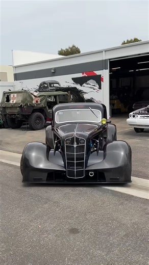 9.0L V10 hot rod fires up with aggressive sound