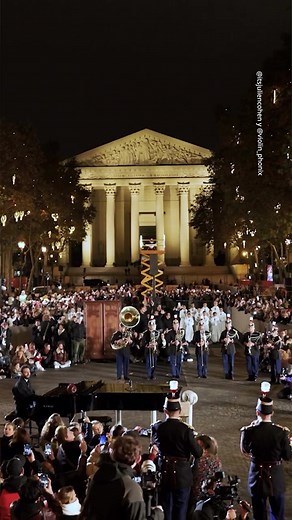 La Navidad se ha inaugurado en París con este espectacular show en sus calles 🎄✨ | Woman Madame Figaro