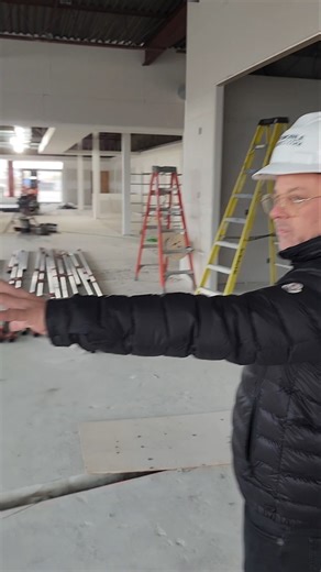 On poursuit notre visite dans les coulisses du chantier du prochain Automobile En Direct Québec 🛠️ | Automobile En Direct.com