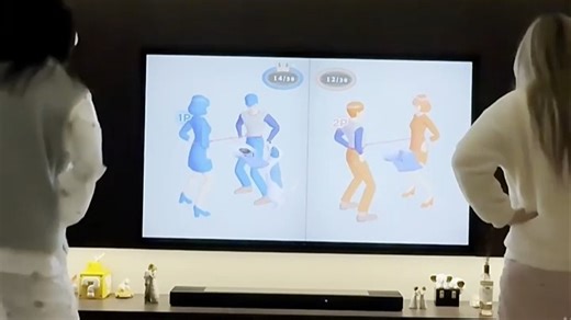 真实分享新款电视使用体验：画质清晰流畅，智能系统反应快，音效沉浸感强，安装简便，完美融入客厅场景，观影体验大幅提升。