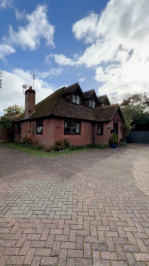 🏡 2 Charles Street – £625,000 This is a charming chalet bungalow with a triple aspect lounge and log burning stove, large kitchen, 3 bedrooms and 2 bathrooms, garage and gated entrance. ✨ Approved planning permission, endless potential! Give us a call on 01635 35010 to book a viewing! 📞 | The Jones Robinson Group