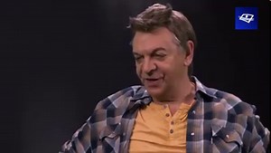 Inspirée par les déboires de CHOI face au CRTC en 2004, Cette année-là saute dans le ring de la rectitude en proposant un combat entre la gauche et la droite! Dans le coin gauche : Marc Labrèche, animateur aux idées progressistes et consensuelles. Dans le coin droit : Jeff Fillion animateur de radio aux idées… bien arrêtées. ✨ Cette année-là vous donne rendez-vous les samedis 20 h à Télé-Québec. | Cette année-là