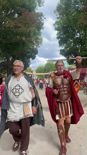 Achegarse á Castra de Lucus Augusti é viaxar no tempo a un Lugo cheo de vida, tradición e memoria compartida. No parque de Rosalía, un lugar tan singular como simbólico, as asociacións recrean con rigor e paixón a vida cotiá nos campamentos, con familias, tribos castrexas e lexionarios convivindo nun mesmo espazo. Tamén abrimos hoxe o Macellum na Praza Maior, o noso mercado romano, onde o comercio e a ambientación histórica nos mergullan de cheo na esencia do Arde Lvcvs. Dúas paradas imprescindi
