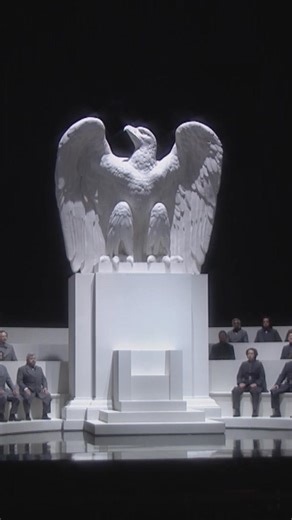 🕯️ Quand l’Histoire bascule sous les masques. Inspiré de l’assassinat du roi de Suède en 1792, “Un bal masqué” de Verdi nous plonge dans un drame de pouvoir, de trahison et de destin funeste. | Opéra national de Paris