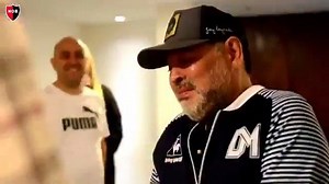 1M views · 10K reactions | ¡Un regalo al corazón ❤️! #Newells le obsequió a Maradona una camiseta especial con el nombre de su mamá, Doña Tota. Diego no pudo contener las lágrimas ante este gran gesto de la gente de la Lepra. | Diario Olé | Facebook