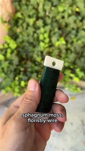 This took less than 30 min to make and here are the steps:⁣ ⁣ 1 - layer moist sphagnum moss into the