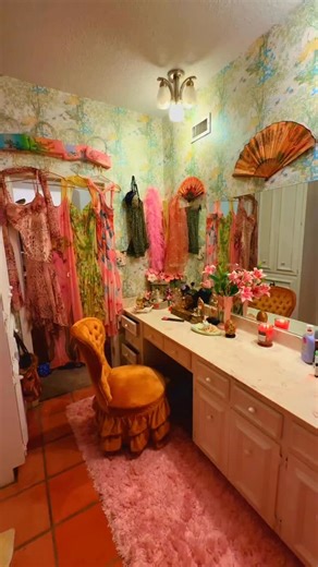 81K views · 10K reactions | Welcome to my Dressing room 節 . . . . . . . #foryou #explore #viral #explorepage #vintage #vintageroom #roominspiration #room #roominspo #roomforinspo #dressingroom #vanity #vintagevanity #roomtour | Shraedivine | Facebook