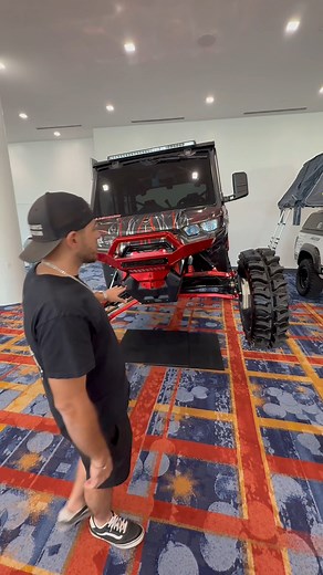 Just another rad unit at The SEMA Show! Big Boyz Custom left little to be desired on this beautiful #CanAmDefender complete with some custom hydraulic shocks, and of course that SuperATV 6 inch #GDP portalgear lift kit, with so much more! 🤤🔥#TeamSuperATV #BigBoyzCustoms . . . . #superatv #satv #satvnation #superatvfamily #sema #thesemashow #offroading #4wheeling #canam #defendermax #inspiration #gdpportals #hydraulics #portalgearlift #superatvportals #industryleader #happycustomer #gearreducti