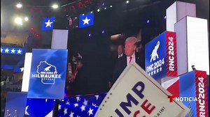 14K views · 194 reactions | El nominado a la presidencia saludó a la audiencia mientras era vitoreado y en repetidas ocasiones levantó el puño, tal como hizo cuando fue evacuado del mitin donde atentaron contra su vida. | Noticias Telemundo | Facebook