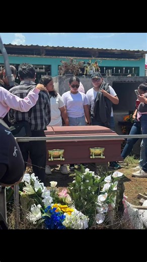 🕊️ ÚLTIMO ADIÓS 🕊️ Hoy, familiares, amigos y seres queridos se reúnen en La Esperanza para dar el último adiós a quien en vida fue Nancy Carina Hernández. En medio del dolor, su partida deja una huella imborrable en todos los corazones que tuvieron el privilegio de conocerla. Su recuerdo vivirá siempre en cada abrazo, en cada palabra y en cada momento compartido. Que Dios, en su infinita misericordia, le conceda el descanso eterno y brinde fortaleza a su familia en este difícil momento. ✨ “Bie