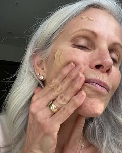 The clean foundation with a 5,000-person waitlist is back. Now boosted with skincare actives Niacinamide and Allantoin, True Skin Serum Foundation delivers buildable, medium coverage with a natural finish—and feels like nothing at all. Lynn wears: ✨ True Skin Serum Foundation in Salina SF5 ✨ True Skin Serum Concealer in Yucca SC2 ✨ DayLite Highlighting Powder in Decades ✨ NightLite Bronzing Powder in Drawn In ✨ Multi-Stick in Lady Bird ✨ Clean Line Gel Liner in Dusk ✨ Limitless Lash Mascara | IL