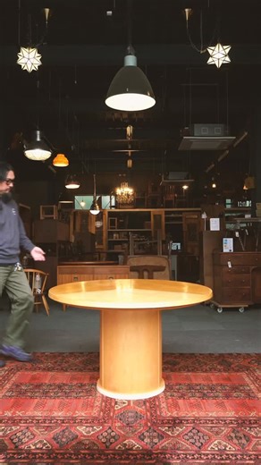 camori on Instagram: "デンマークの家具ブランド Skovby(スコビー)が手がけた、SM33 エクステンションテーブル。 円形の天板と一本脚のペデスタルベースを備え、座る人の脚を妨げない設計。最大の特徴は、回転盤を用いた独創的な拡張機構です。天板を回転させると3つのセクションに分かれて外側に移動し、ベース内部に格納されていた3枚の折りたたみ式リーフが自動的に立ち上がって展開。来客時にはスムーズに天板を広げて対応できます。予備天板の保管が不要で、機能美と遊び心を兼ね備えたSkovbyのアイコン的存在。市場に出回る機会が少ない希少なモデルです。 — Designed in Denmark by Skovby, the SM33 extension table is a masterpiece of Scandinavian modern design. Its pedestal base ensures comfort, while the ingenious rotating mechanism reveals hidden leaves that rise and