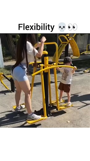 Amazing skills only on Instagram: "日本利用压电瓷砖将脚步转化为电能。这些瓷砖捕捉来自你脚步的动能。当你行走时，你的重量和动作会对瓷砖产生压力。瓷砖会轻微弯曲，从而产生机械应力。瓷砖内部的压电材料将这种应力转化为电能。每一步都会产生少量电荷，而数百万步结合在一起就能产生足够的电力来驱动 LED 灯、数字显示屏和传感器。在像涩谷车站这样繁忙的地方，每天大约有 240 万个脚步为这一系统作出贡献。这些电能可以被储存或立即使用，从而减少对传统电力来源的依赖，并支持可持续的城市基础设施。这种方法将日常运动转化为实用的可再生能源 #日本 #知识 #事实 #你知道吗 #推荐 #科技 #创新 #历史 #技术 #实验 #热门"