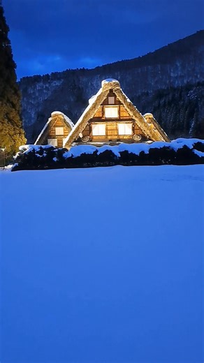 世界文化遺産に登録されている岐阜県白川村の合掌造り集落「白川郷」で、 12日、冬の風物詩 「白川郷ライトアップ」 が始まりました。 今年は開催40回目の節目の年。 夕暮れとともに明かりが灯されると、雪をまとった茅葺き屋根の家々が闇の中に浮かび上がり、 日本の原風景ともいえる幻想的な光景が広がりました。 この週末は強い寒気の影響で積雪も多く、 光と雪、静寂が織りなす冬の白川郷ならではの美しさに、訪れた観光客からは感嘆の声が上がっていました。 On the 12th, the winter tradition “Shirakawa-go Light-Up” began in the gassho-style village of Shirakawa-go, located in Shirakawa Village, Gifu Prefecture, a UNESCO World Cultural Heritage site. This year marks the 40th anniversary of the event. As evening fell and the lights w