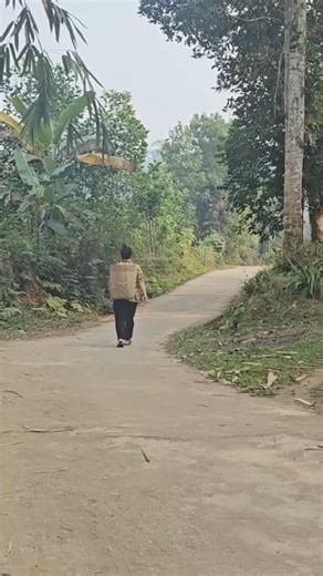 Brave single mother catches robber to help assistant recover large sum of money for company-016 | CznBurake Reels