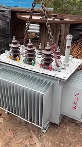 The liquid inside high-voltage transformers is usually insulating oil (such as mineral oil or synthetic alternatives like silicone or ester-based fluids). It serves two main purposes: 1. Electrical Insulation – 2. Cooling | Electronique & Electricité