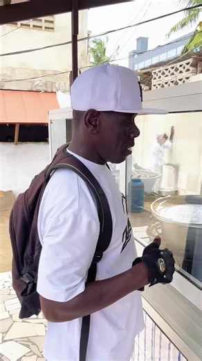 Eric Mc Adjamofo au restaurant Samari Mireille – monument vivant du Togo