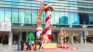 Les gens se rassemblent autour de cette décoration de Noël en Chine pour une raison