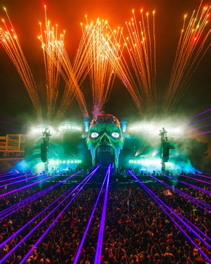 The frequencies hit maximum, and Long Beach came to life.🌱 Thank you for every pulse Team Bassrush. Transmission resumes today. ⚡🧠 #Apocalypse2025 | Apocalypse Festival