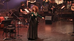 ✨LENA CHAMAMYAN ✨ 📅Dimanche 9 novembre, 20h 📍 Cinquième Salle Pour ce retour, toujours très attendu au FMA, Lena Chamamyan promet une véritable odyssée sensorielle. Sa voix claire et profonde oscille entre la douceur d’une caresse et l’élan d’une prière. Ses textes, empreints de poésie, célèbrent la beauté du quotidien, la nostalgie de l’exil et l’espoir obstiné au cœur de l’adversité. Sous la lumière tamisée de la Cinquième Salle, la chanteuse-compositrice invite à un voyage où l’intime devie