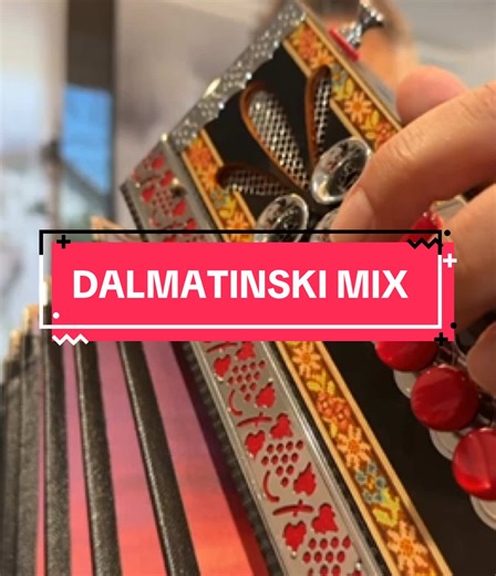 DALMATINSKI MIX: - Plovi mala barka - Djevojka sa sela - Večeras je naša fešta - Paloma nera - Ta divna Splitska noč - Tri sulara - Dižem sidro 🎬 Učni video za harmoniko lahko naročite tukaj: 👉 https://www.vilimarinsek.si/katalog/dalmatinski-mix Glasbena Šola Marinšek (Vili Marinšek) https://www.vilimarinsek.si/ 041/824-687 info@vilimarinsek.si IG:https://www.instagram.com/vili.marinsek/ FB:https://www.facebook.com/vili.marinsek