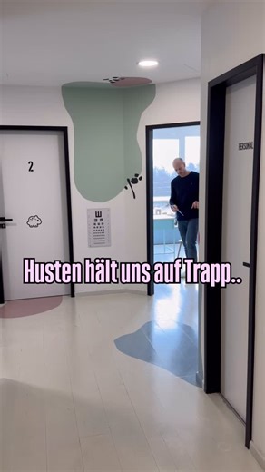 Dr. Claus Pflugbeil & Birgit Pflugbeil on Instagram: "Husten bei Kindern kann einen wirklich wahnsinnig machen – vor allem nachts! Aber: In den allermeisten Fällen ist Husten ein Schutzreflex und gehört zu ganz normalen Virusinfekten dazu! Was Eltern wissen sollten: - Akuter Husten ist häufig selbstlimitierend und wird meist innerhalb von 3–4 Wochen besser – ganz ohne Antibiotika. - Gerade bei kleinen Kindern kann Husten 1–3 Wochen “nachlaufen”, obwohl der Rest schon wieder gut ist. - Honig kann