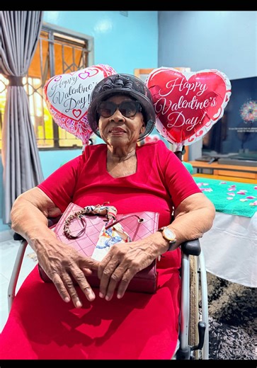 Happy Valentine’s Day to my absolute Queen, Gogo Judy Makulayo ❤️ You deserve all the beautiful things in this world and today was all about you !!!!! To make her day extra special, i called MOSHA LA CALMÈA for a full body hot stone massage. She felt so relaxed and pampered. I love that they are mobile and could bring the spa experience right to our home. Love you always Glam ma 🫂💘