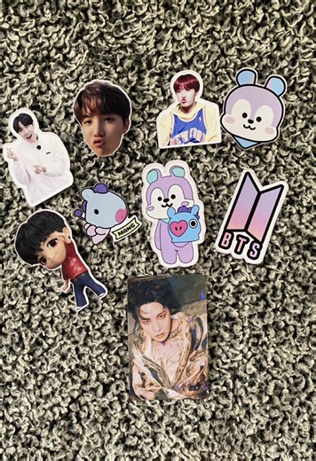 💜 Bangtan Sticker Set 💜 Add some Bangtan magic to your everyday items ✨ 📦 What’s inside each set: • 7–8 pcs Bangtan stickers • Size: approx. 2 inches each • 🎁 FREE UNOFFICIAL PHOTOCARD included 🎨 Choose your sticker type: • Ordinary Sticker – not waterproof, perfect for journals, planners, notebooks • Vinyl Sticker – waterproof, ideal for laptops, bottles, phone cases 💜 Cute and aesthetic designs 💜 Perfect for ARMYs & collectors 💜 Great for gifts or personal use ⚠️ Unofficial fan-made me