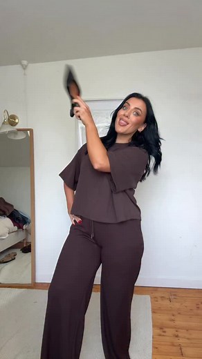 230K views · 1.1K reactions | Hard truth ..  Tight dresses are not making you look bigger!!! Boxy oversized clothes are great for comfort but they really can make you look 3X bigger than you actually are! WANTS THE LINKS? comment links and I’ll pop them over to you! #fashiontips #stylingtips #curvyfashion #midsize #meaganwells | Meaganwells | Facebook